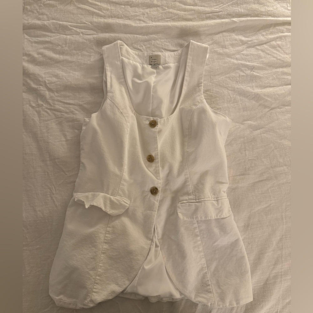 a new day White Sleeveless Button-Front Women's Vest
